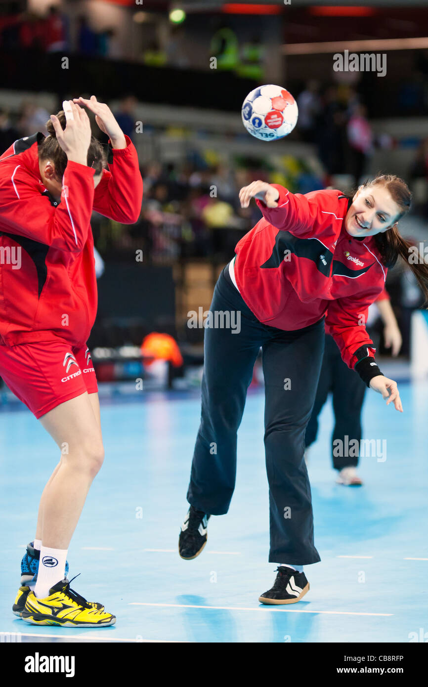 Angola / Österreich bei der Frauen London Handball Cup. Bei der Handball-Arena, UK statt. Stockfoto