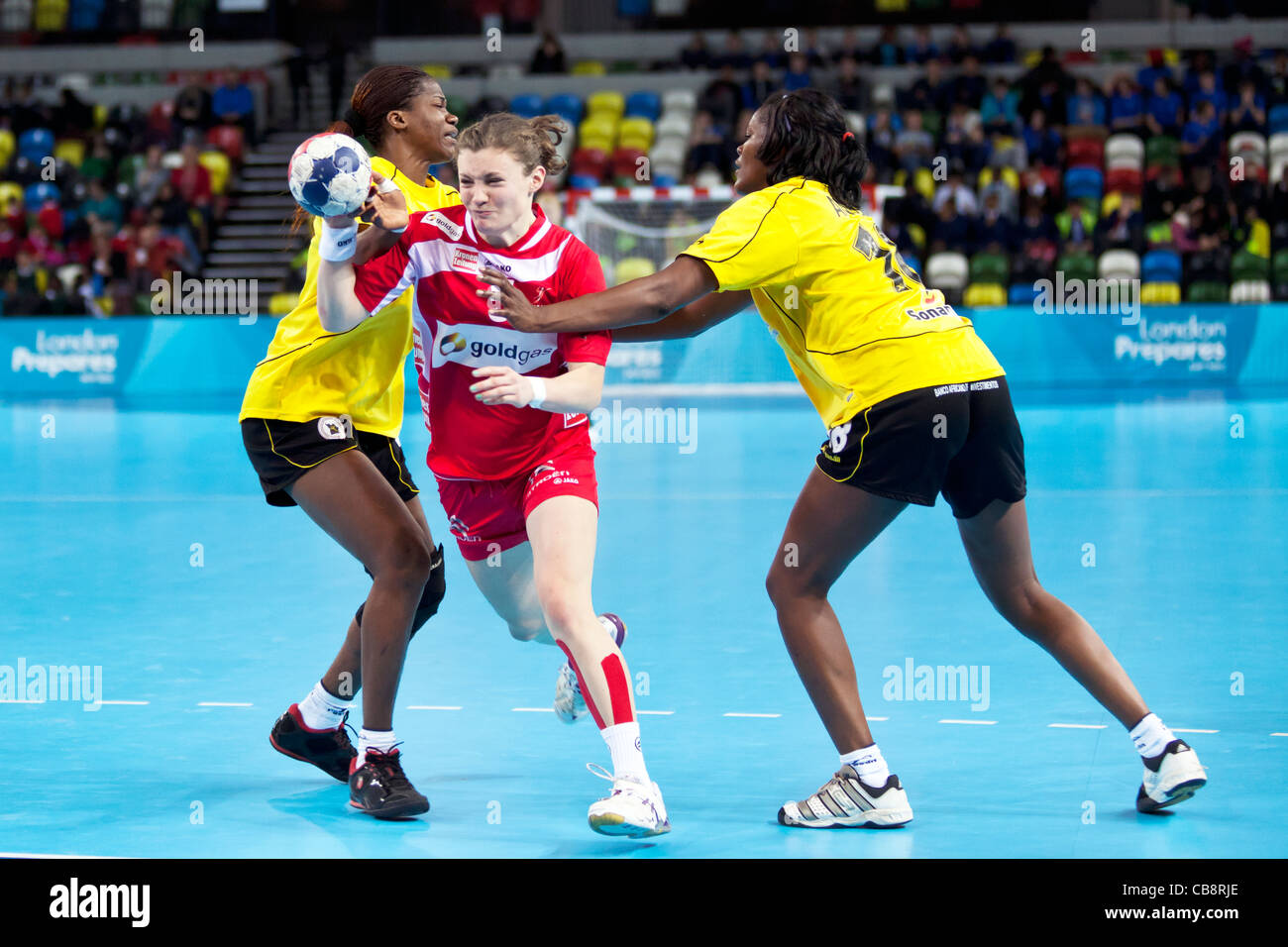 Sonja FREY (Nr. 5 - AUT), Bombo Madalena CALANDULA & Marcelina KIALA Angola / Österreich, London Handball Cup Handball Arena, UK. Stockfoto