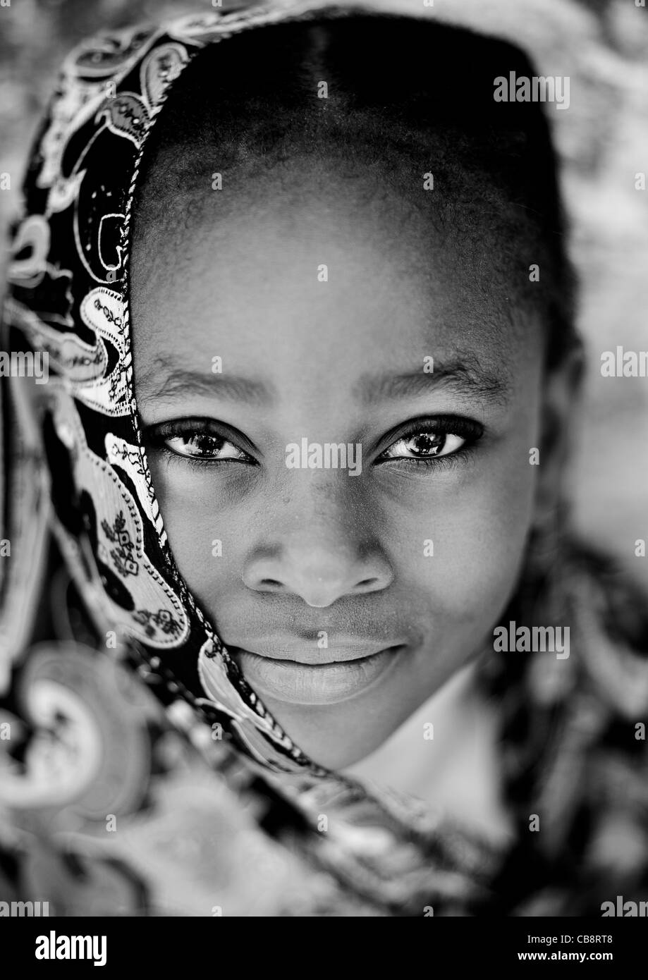 Porträt eines niedlichen Mädchens mit muslimischen Schleier In Lamu, Kenia Stockfoto