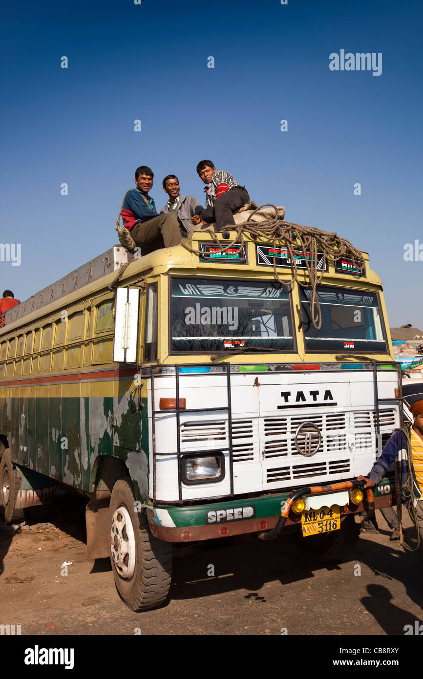 Indien, Meghalaya, Jaintia Hills, Shillong Bezirk, Ummulong Bazar, lebhaften lokalen Markt Menschen auf Ortsbus Stockfoto