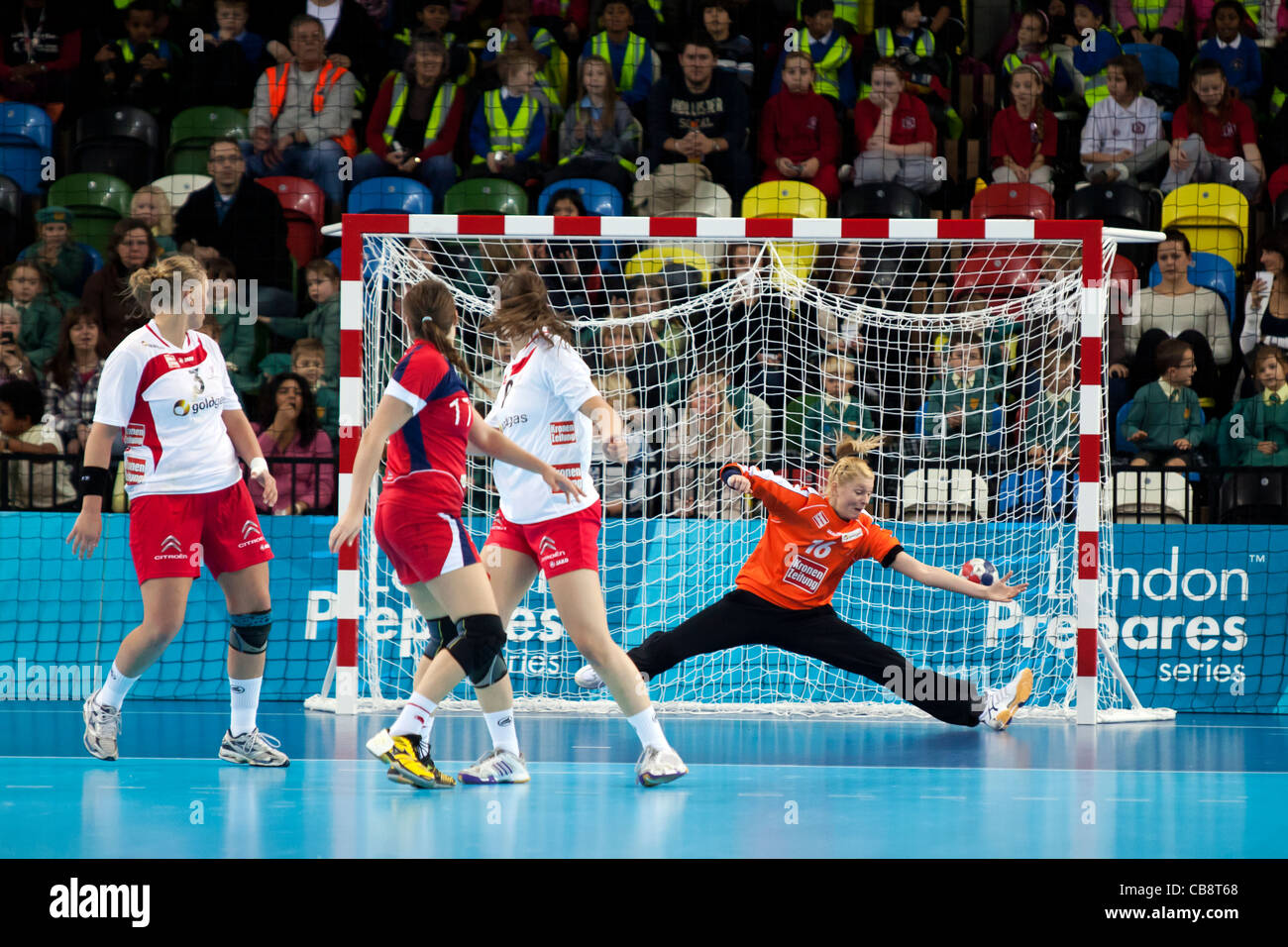 Österreich gegen Großbritannien London Handball Cup der Frauen. Bei der Handball-Arena, UK statt. Stockfoto