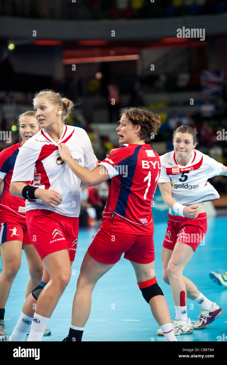 Stefanie KAISER & Sonja FREY (Nr. 5) (AUT), Lyn BYL (GBR), Österreich gegen Großbritannien London Handball Cup. Olympiapark London, UK Stockfoto