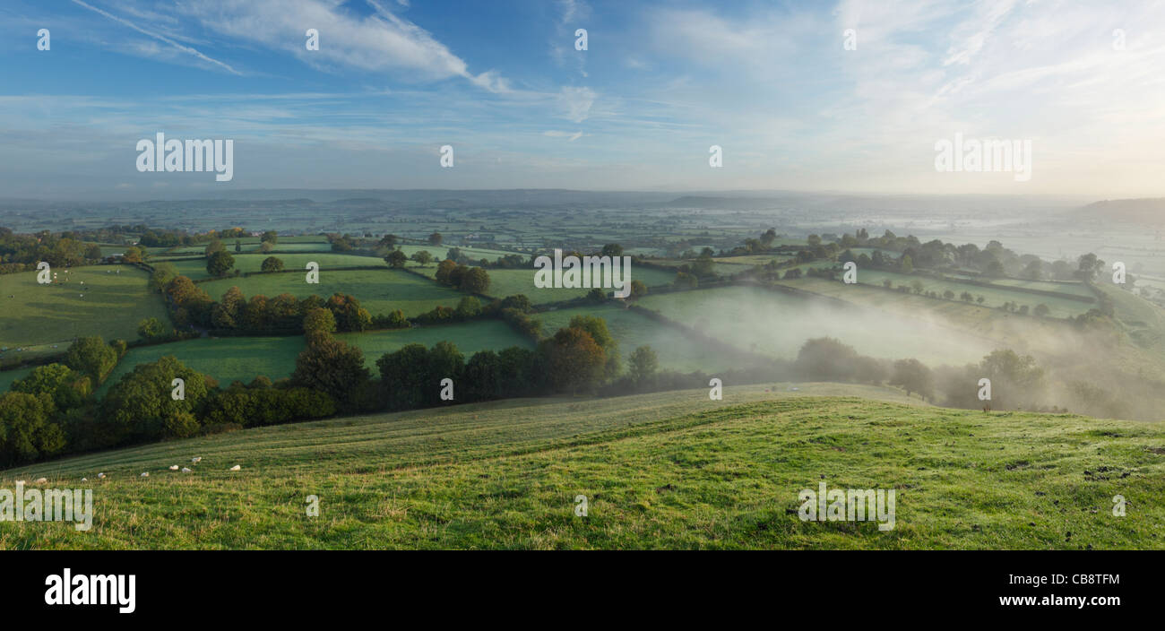 Die Somerset Niveaus von Glastonbury Tor, kurz nach Sonnenaufgang auf Herbst-Tagundnachtgleiche. Somerset. England. VEREINIGTES KÖNIGREICH. Stockfoto