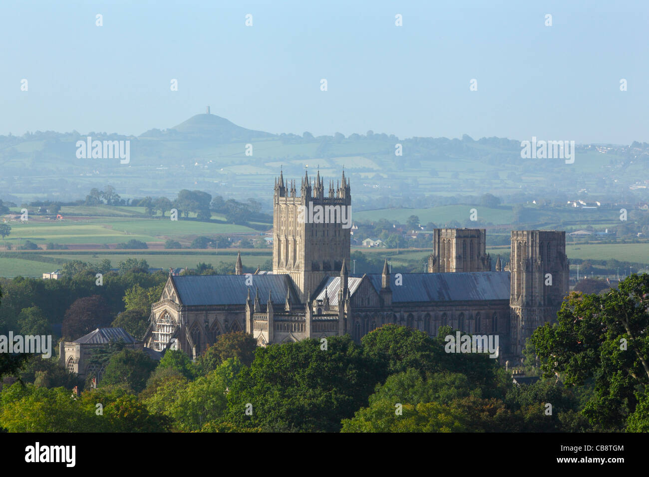 Wells Cathedral mit Glastonbury Tor in der Ferne. Somerset. England. VEREINIGTES KÖNIGREICH. Stockfoto