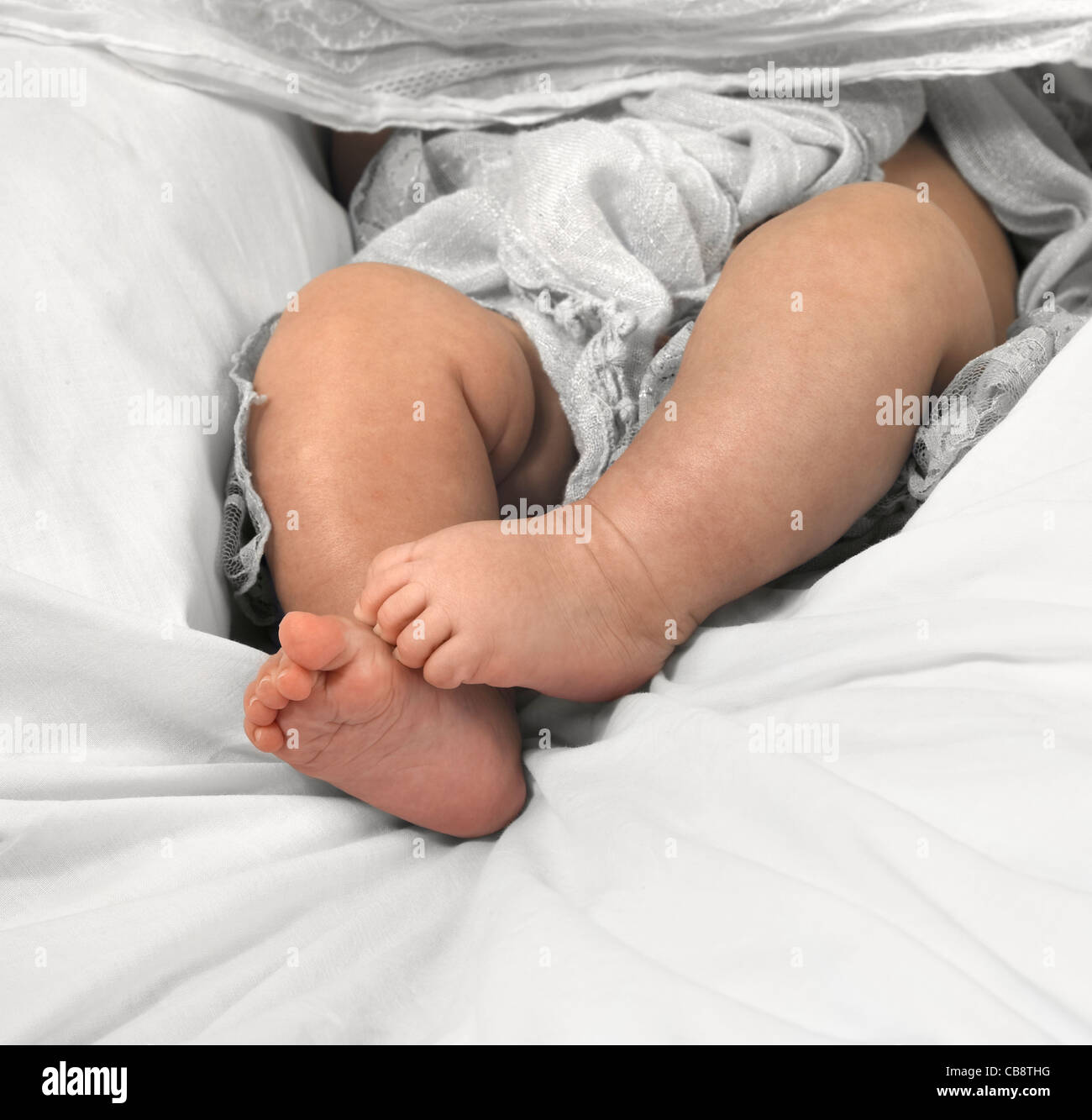 Baby Füße in Textile Ambiente Stockfoto