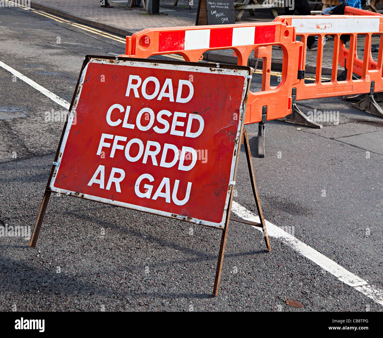 Geschlossen Straßenschild in Englisch und Walisisch Wales UK Stockfoto