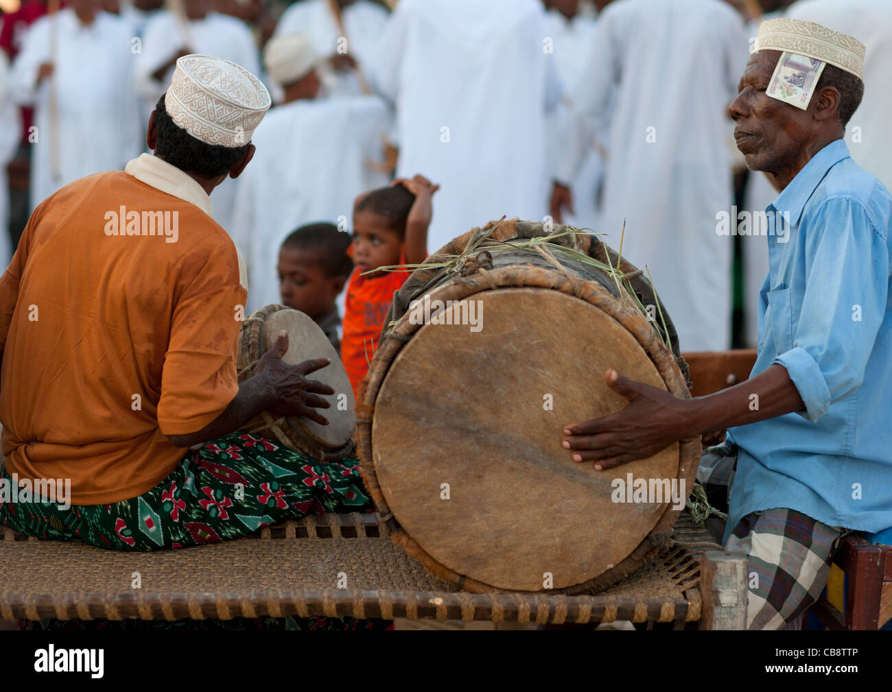 Mann, Schlagzeug zu spielen, während Maulidi, Lamu, Kenia Stockfoto