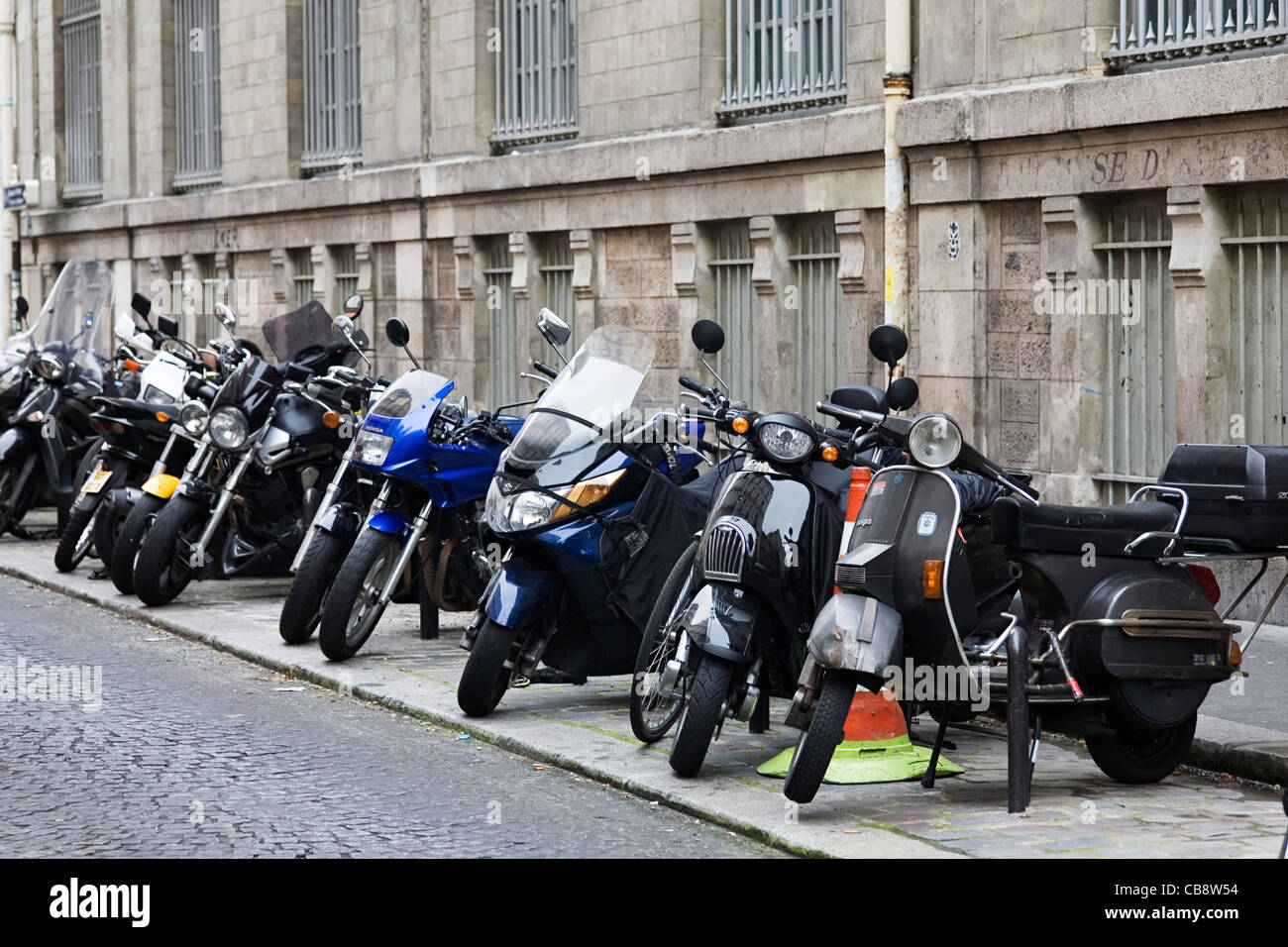 Motorräder und Mopeds geparkt auf den Straßen von Montmartre Paris Frankreich Stockfoto