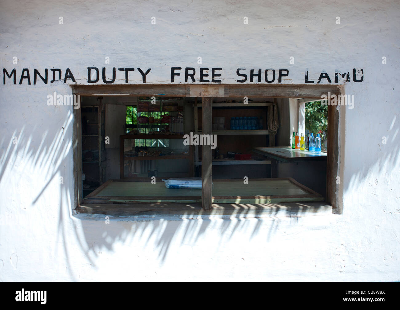 Duty Free Shop am Flughafen Manda, Lamu, Kenia Stockfoto