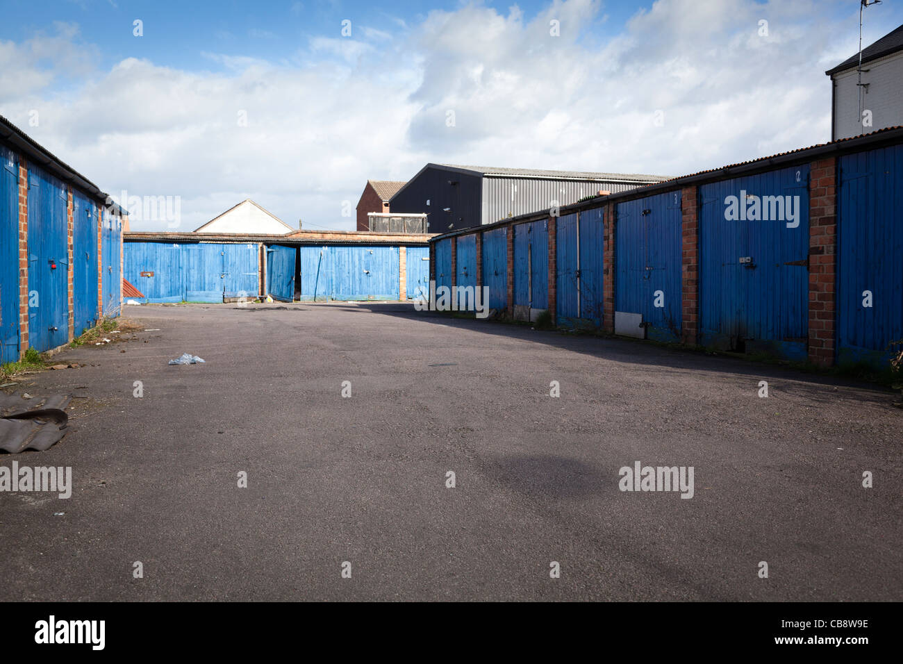 Sammlung von alten Garagen jeweils mit einer blauen Tür. Stockfoto