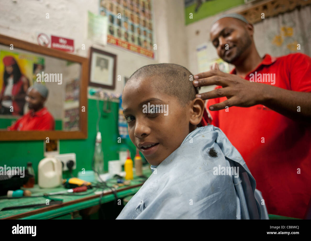 Junge, Kopf rasiert im Barbershop, Lamu, Kenia Stockfoto