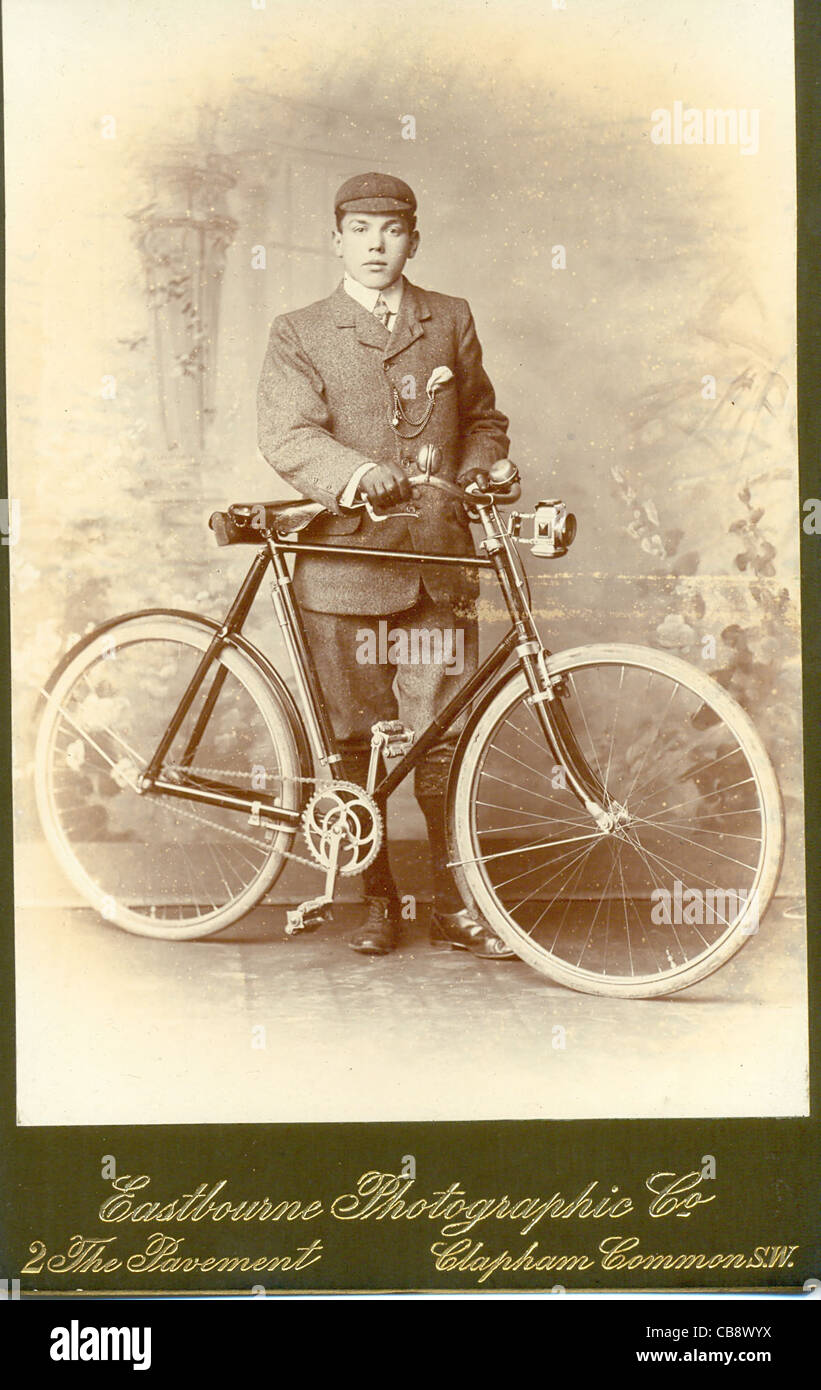 Schrankfoto eines Menschen mit Fahrrad um 1890 Stockfoto