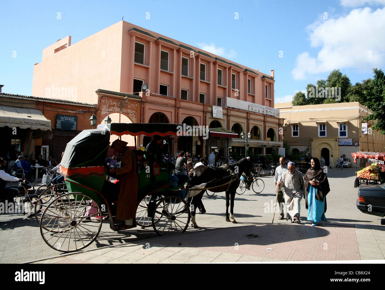 Szene mit Menschen und Pferdekutsche auf dem Platz Assareg in Taroudant, Marokko Stockfoto