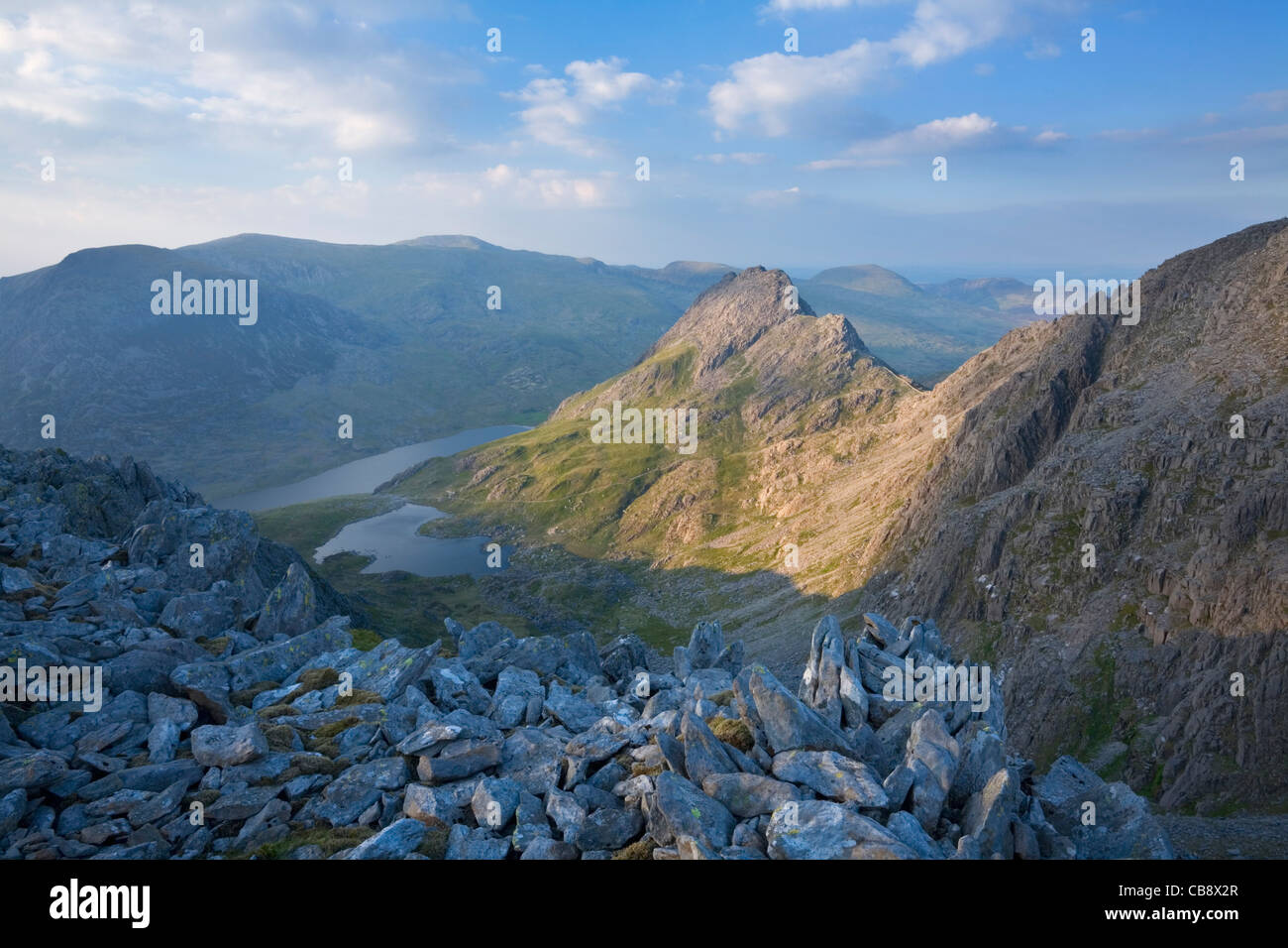 Mt Tryfan und das Ogwen Tal von Glyder Fach. Snowdonia-Nationalpark. Conwy. Wales. VEREINIGTES KÖNIGREICH. Stockfoto