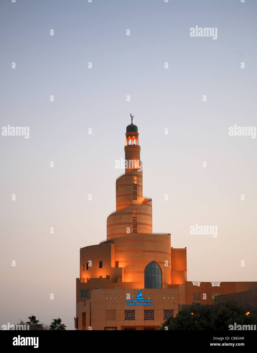 Eine Ansicht des Islamischen Kulturzentrums Qatar in Doha, zum Zeitpunkt des Aufrufs Abend zum Gebet. Stockfoto