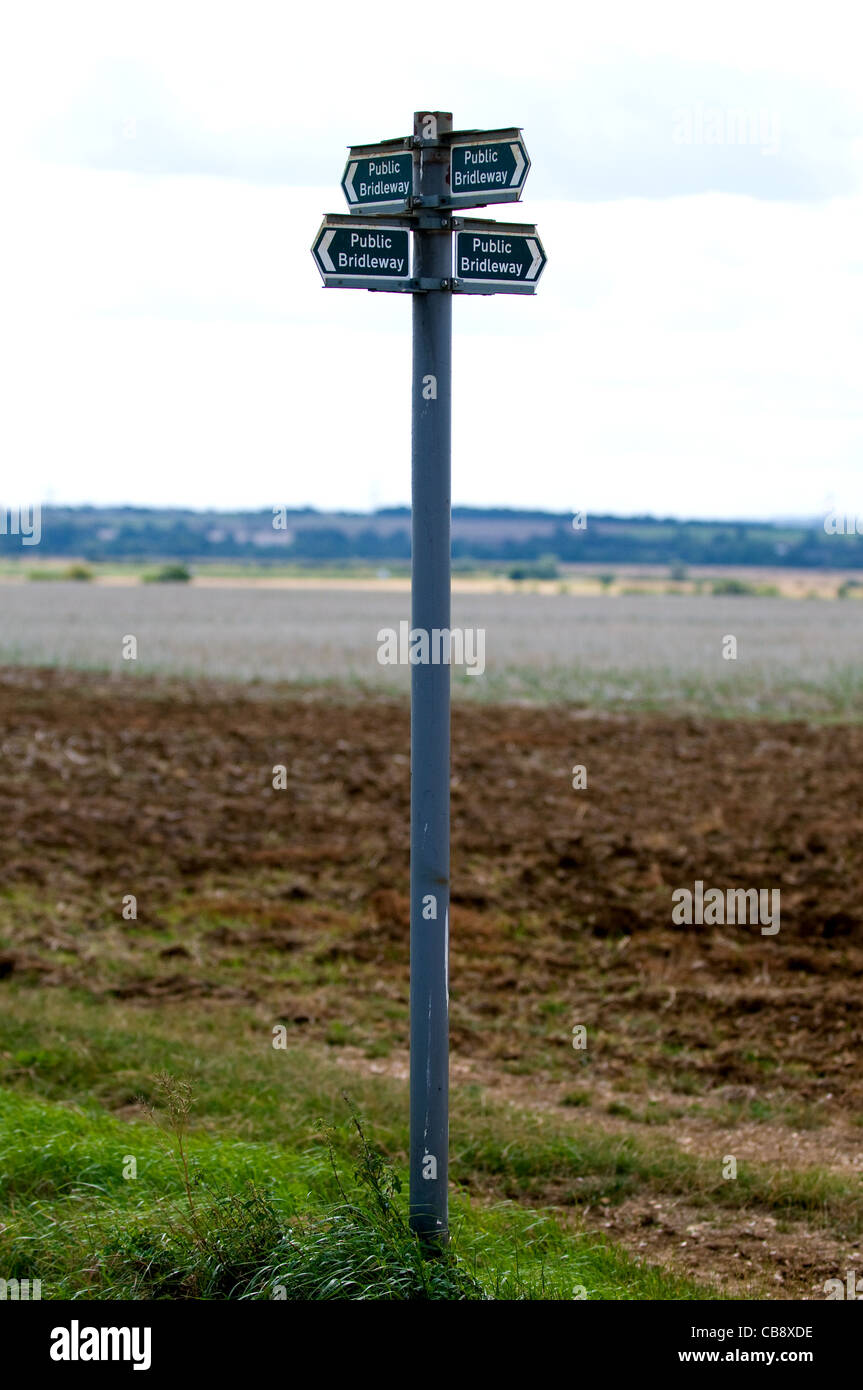 Ein einzelnes Maultierweg Wegweiser in einem Feld in der Nähe einer Landstraße in Cambridgeshire. Stockfoto