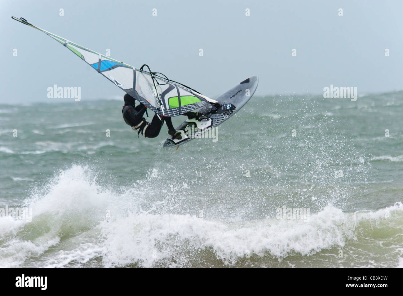 Surfer bei Rhosniegr Anglesey North Wales Uk Stockfoto