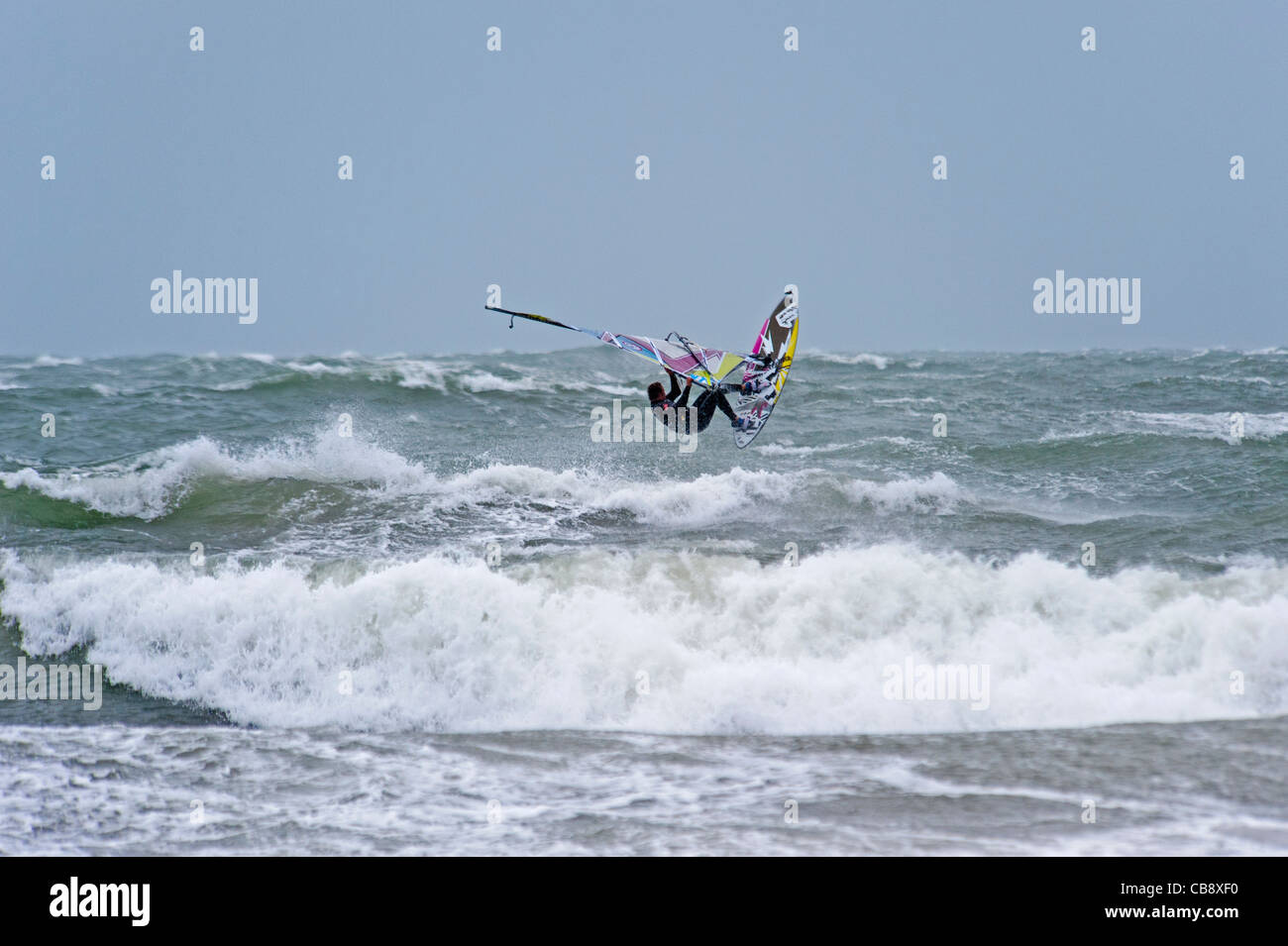 Surfer bei Rhosniegr Anglesey North Wales Uk Stockfoto