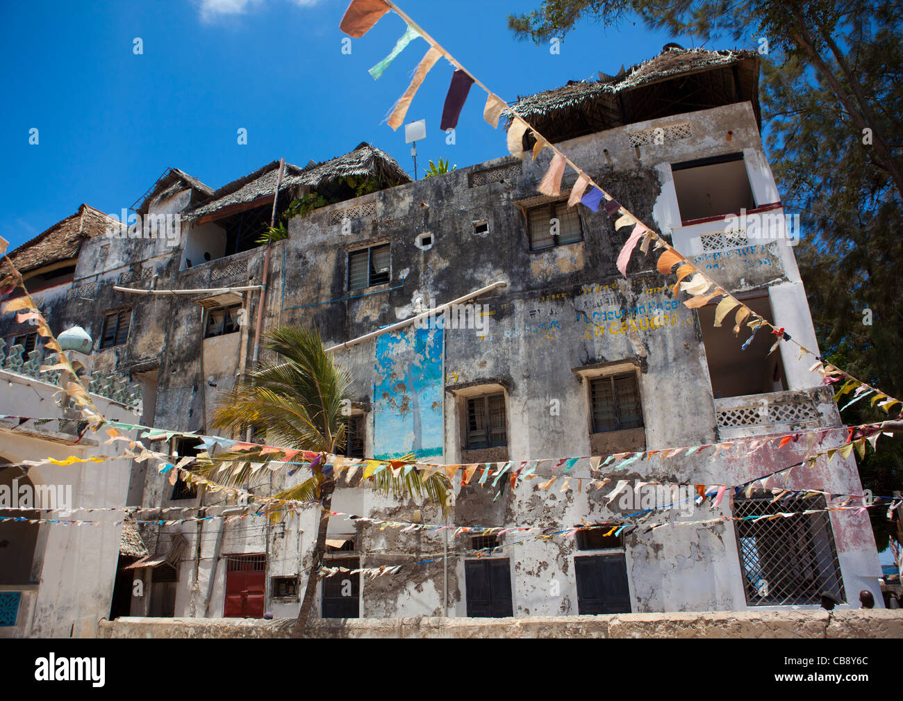 Detail eines Hauses mit Banner während Maulidi, Lamu, Kenia Stockfoto