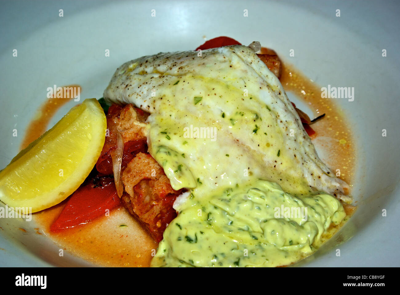 Gebackene Snapper Fisch Meeresfrüchte Abendessen Hauptgericht Panzanella Salat Stockfoto