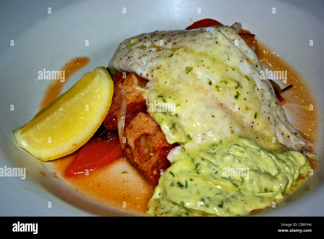 Gebackene Snapper Fisch Meeresfrüchte Abendessen Hauptgericht Panzanella Salat Stockfoto