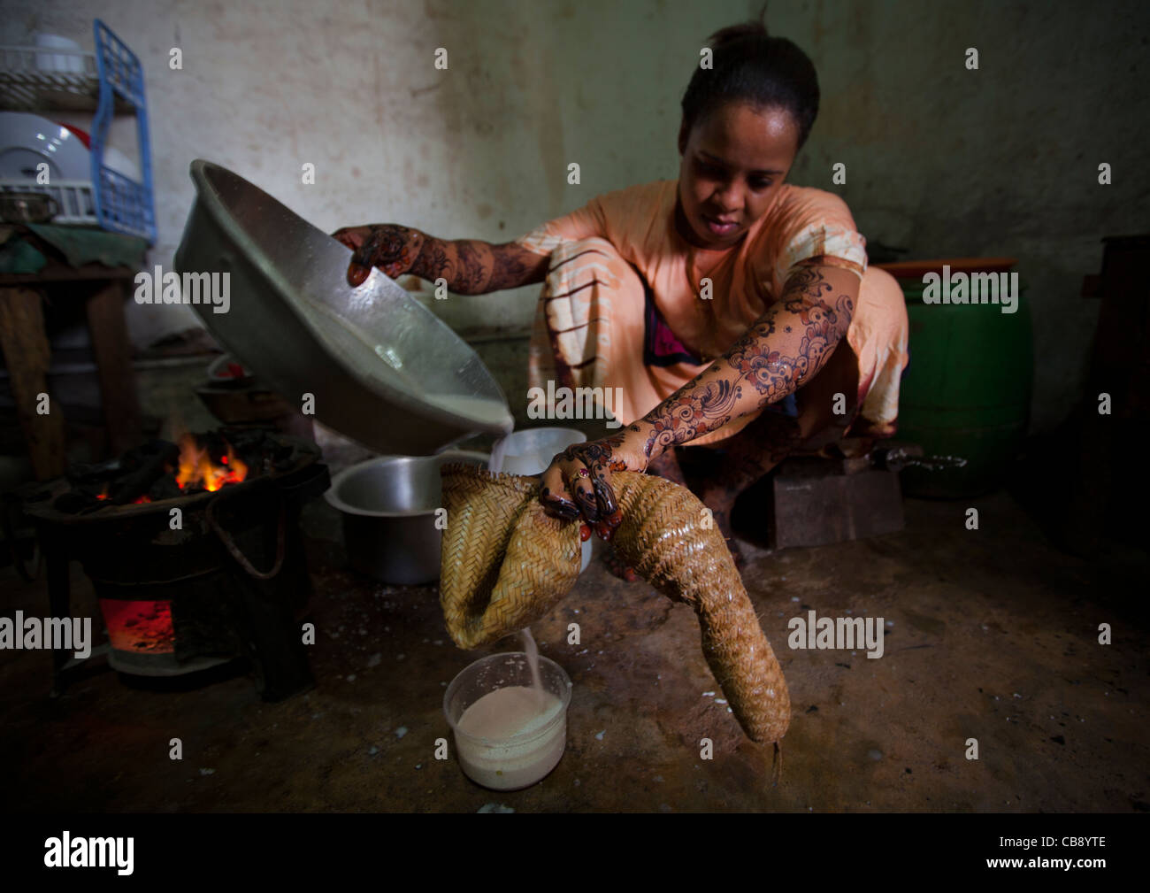Frau, Kochen von Reis mit Kokosnussmilch In Lamu, Kenia Stockfoto