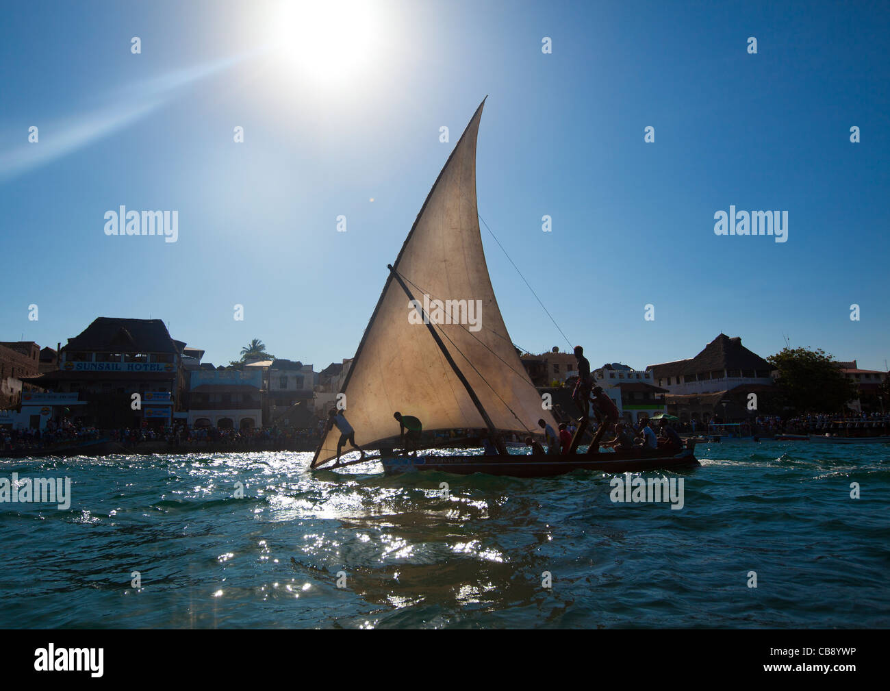 Zwischendeck der Dhow während der Dhow Rennen, Maulidi Festival, Lamu, Kenia Stockfoto