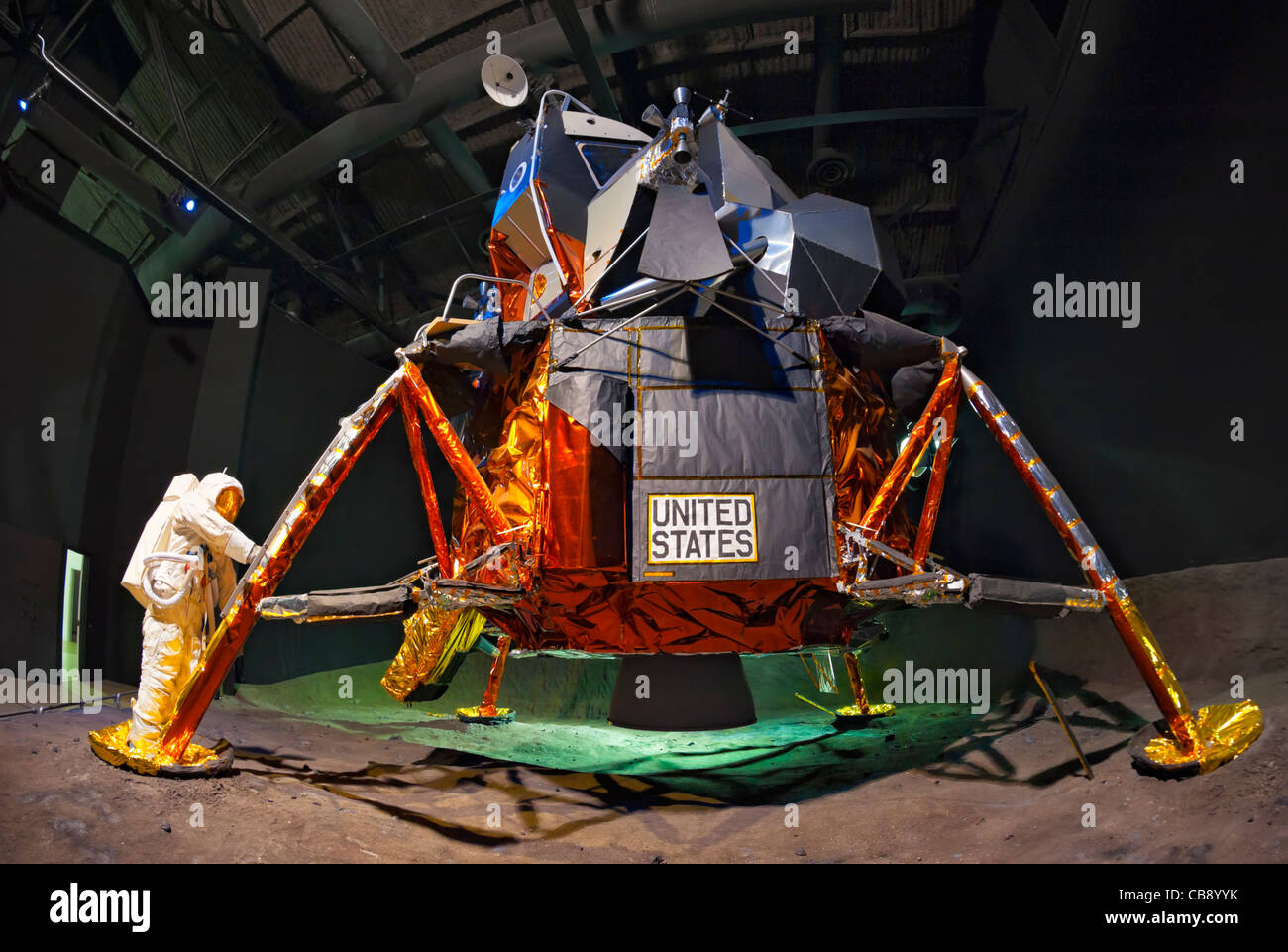 Mondlandefähre LM-13 (Apollo 18 Mission), NASA-Astronaut-Raumanzug, Wiege der Luftfahrtmuseum Ausstellung, New York, USA, 2011-12-02 Stockfoto