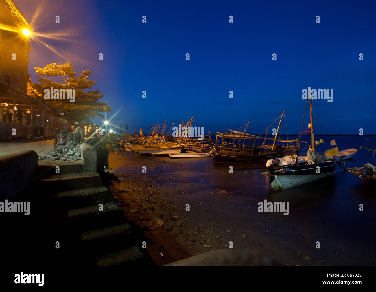 Dhaus stehend durch die Docks von Lamu, Kenia bei Nacht Stockfoto