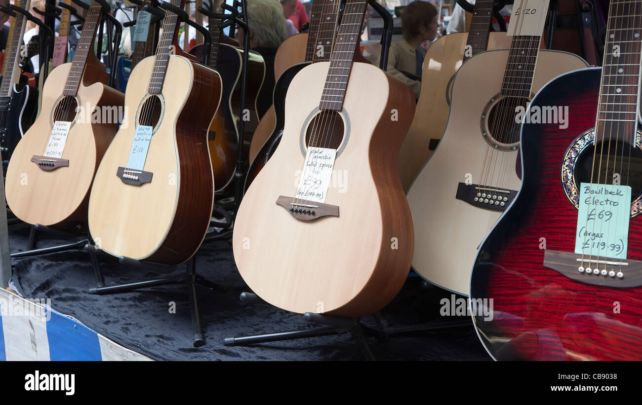 Akustische Gitarren zum Verkauf Wales UK Stockfoto