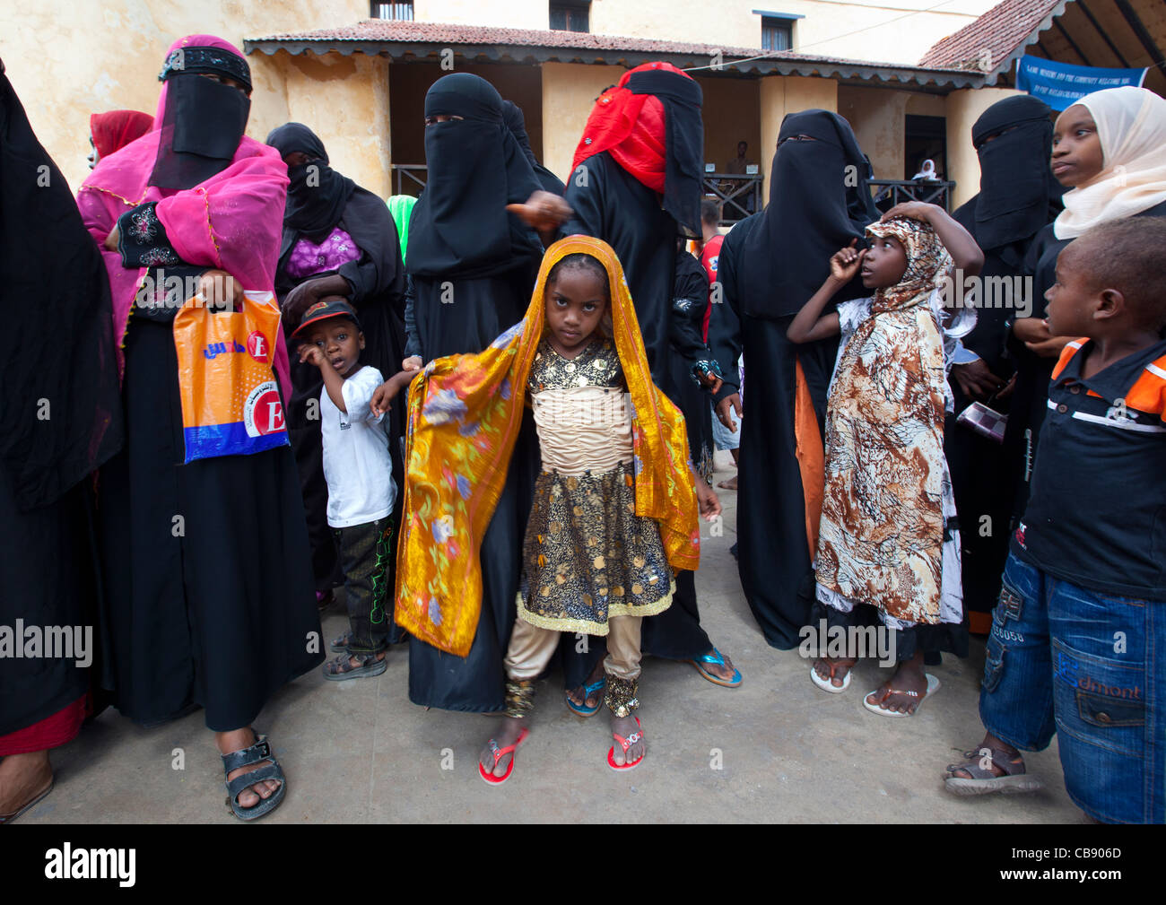 Kinder zu kleine Gruppe von Hijab verschleierte Frauen beim Maulidi Festival, Lamu, Kenia Stockfoto