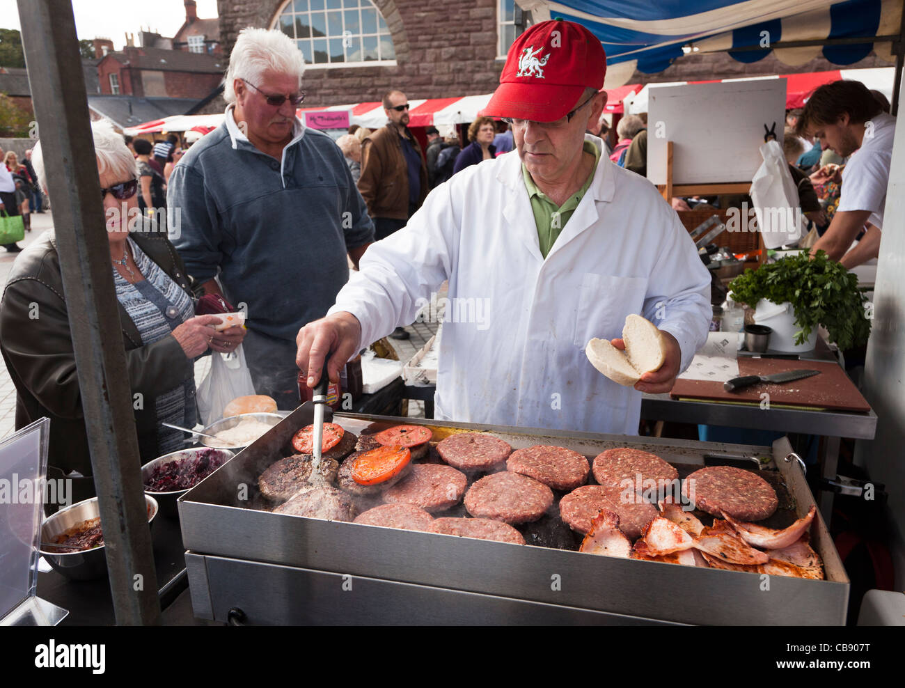 Mann Kochen Burger zum Verkauf an Abergavenny Food Festival Wales UK Stockfoto