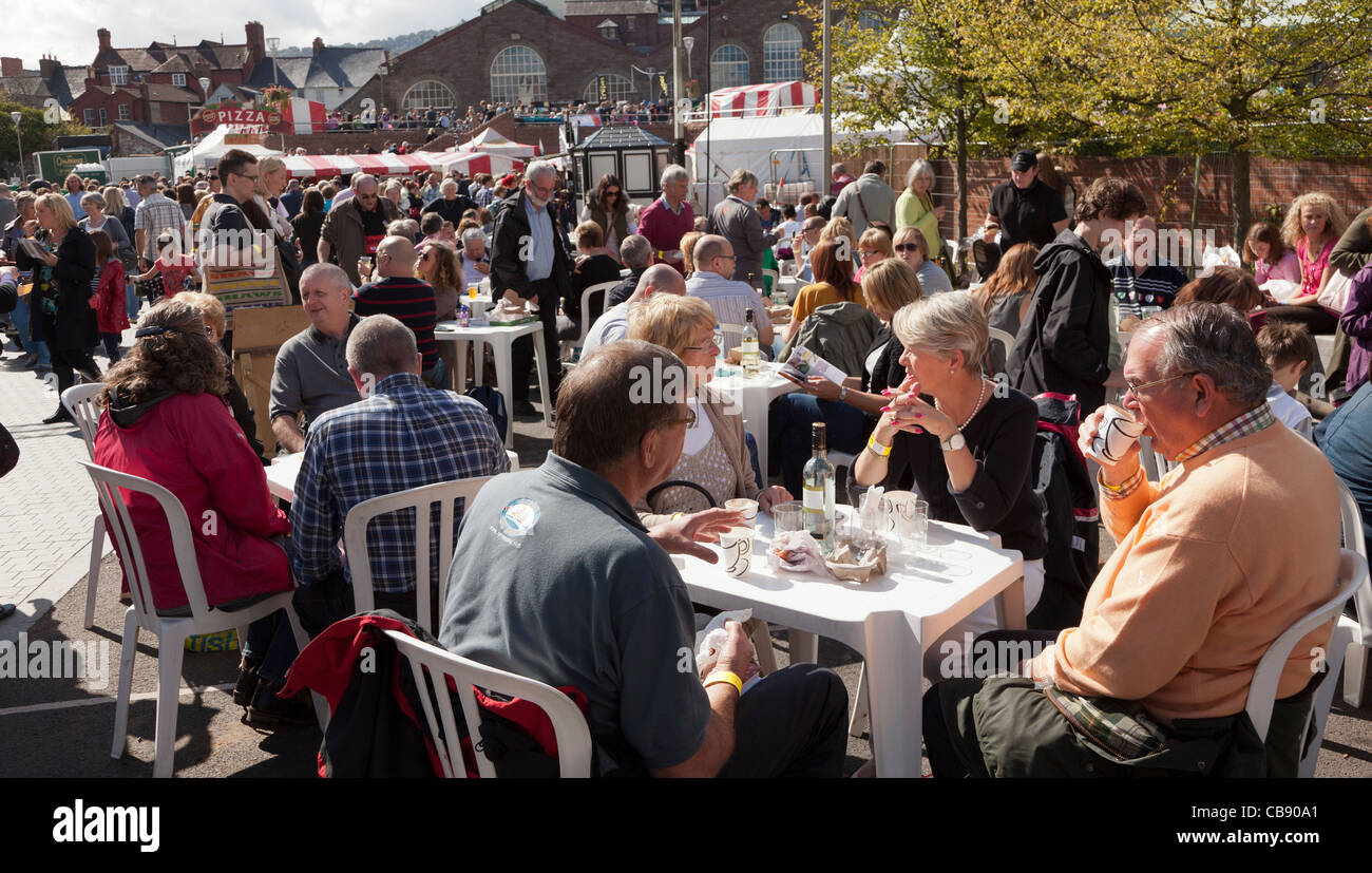 Leute sitzen am Markt-Café-Tischen in Abergavenny Food Festival Wales UK Stockfoto