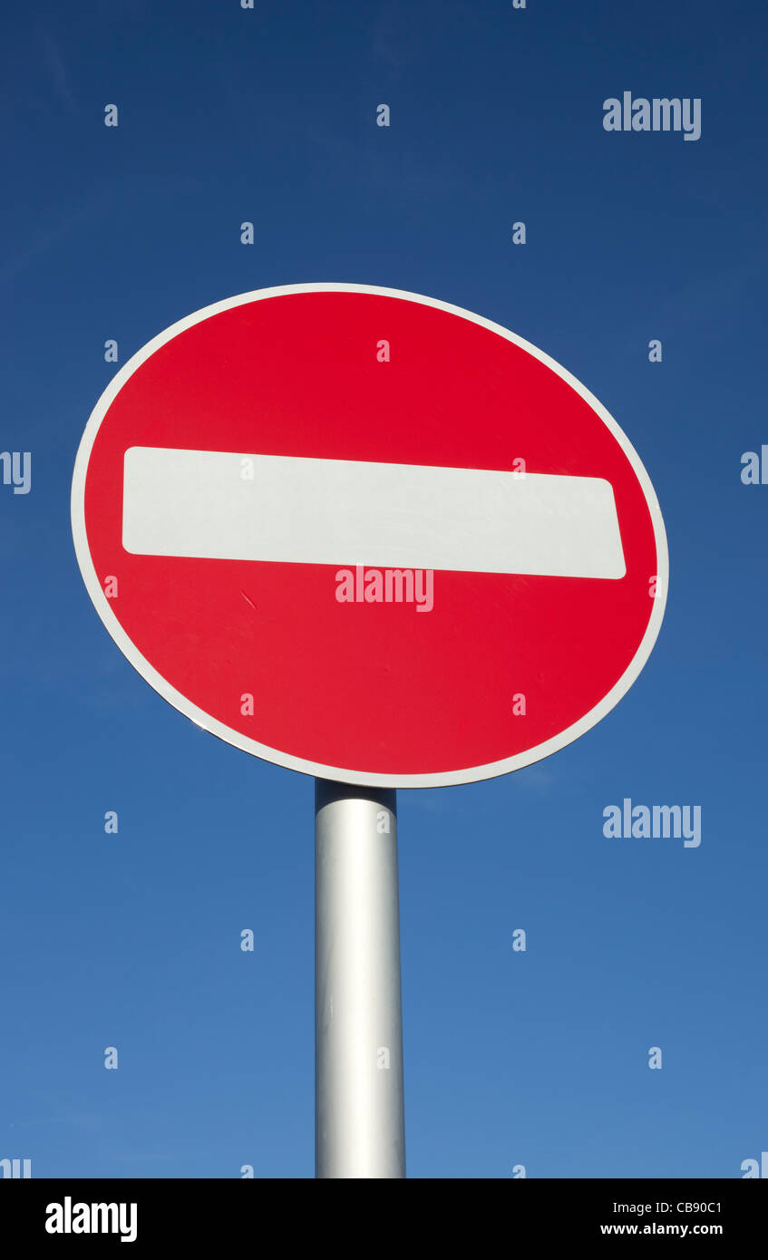 Britische kein Eintrag rot-weiße Runde Straße Zeichen und blauer Himmel. Stockfoto