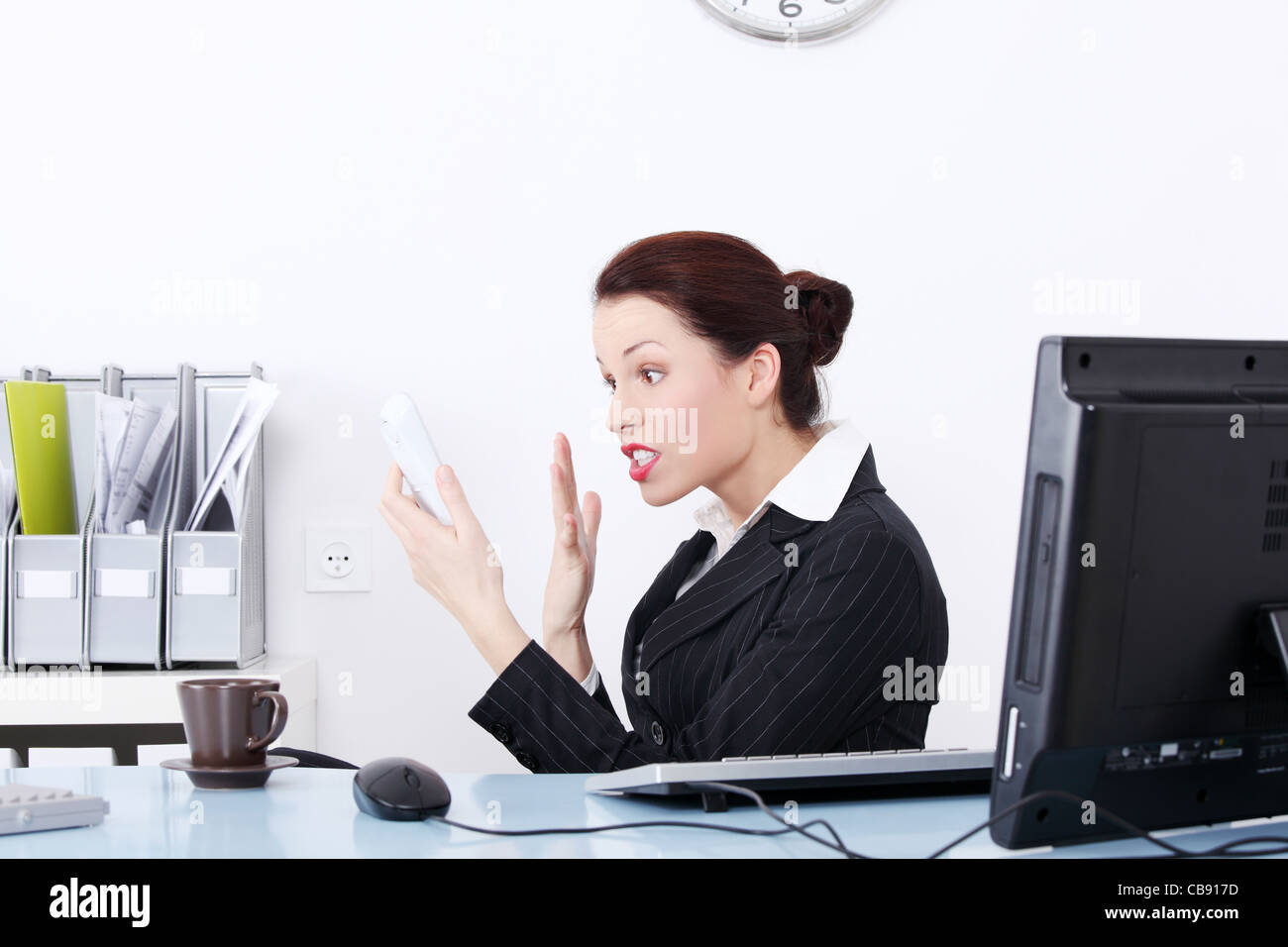 Ziemlich kaukasischen Geschäftsfrau schreien, Telefon im Büro. Stockfoto