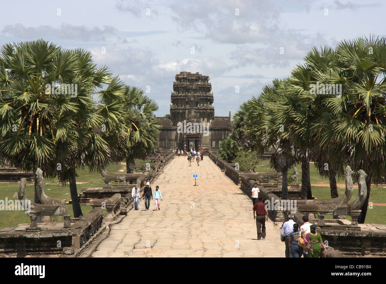 Angkor Wat, Palme gesäumten Promenade im Inneren Tempelgelände, Kambodscha Stockfoto