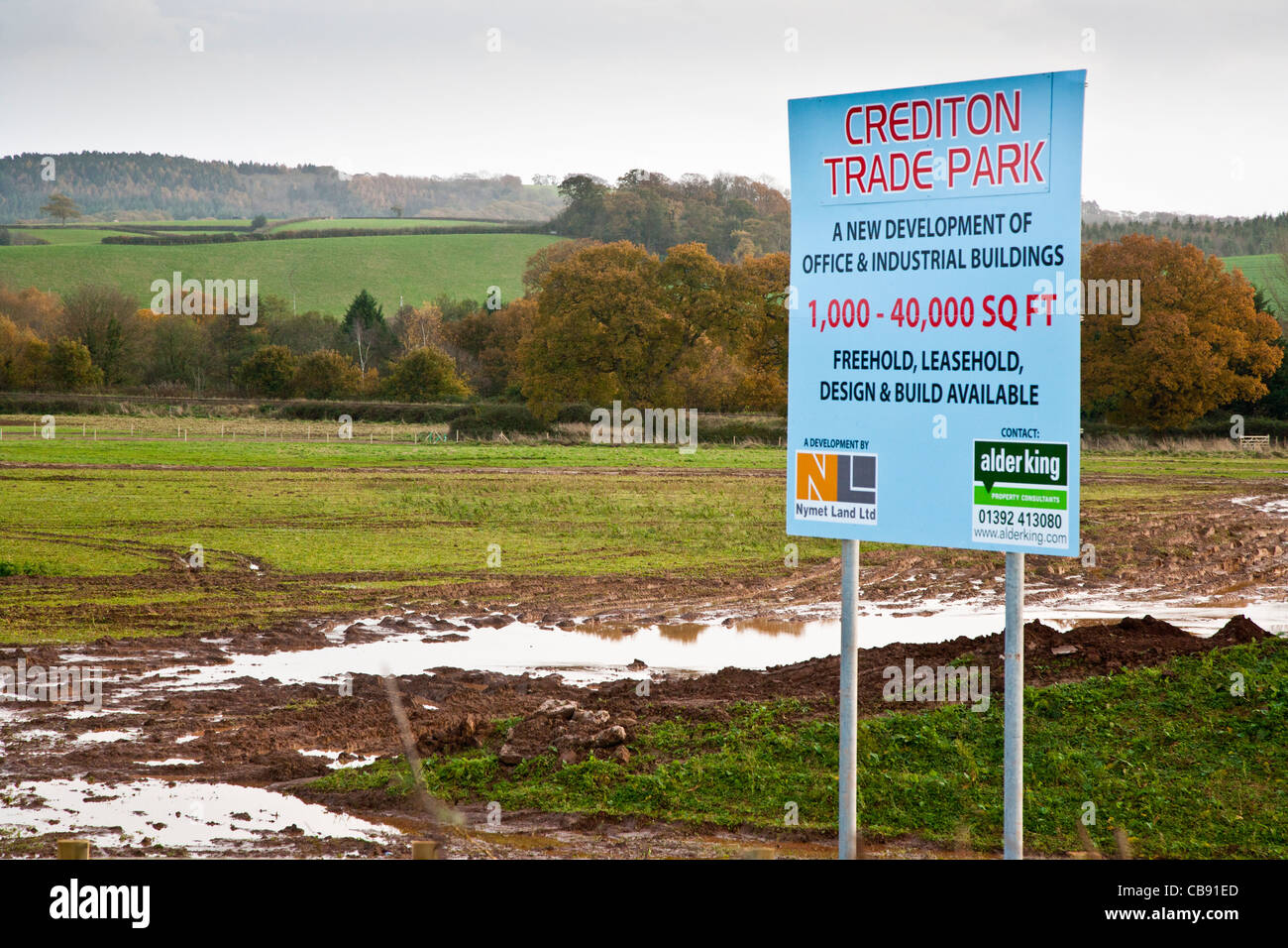Zeichen für einen Gewerbepark auf grünen Wiesen und Überschwemmungsgebiet in der Nähe von Crediton Devon Stockfoto