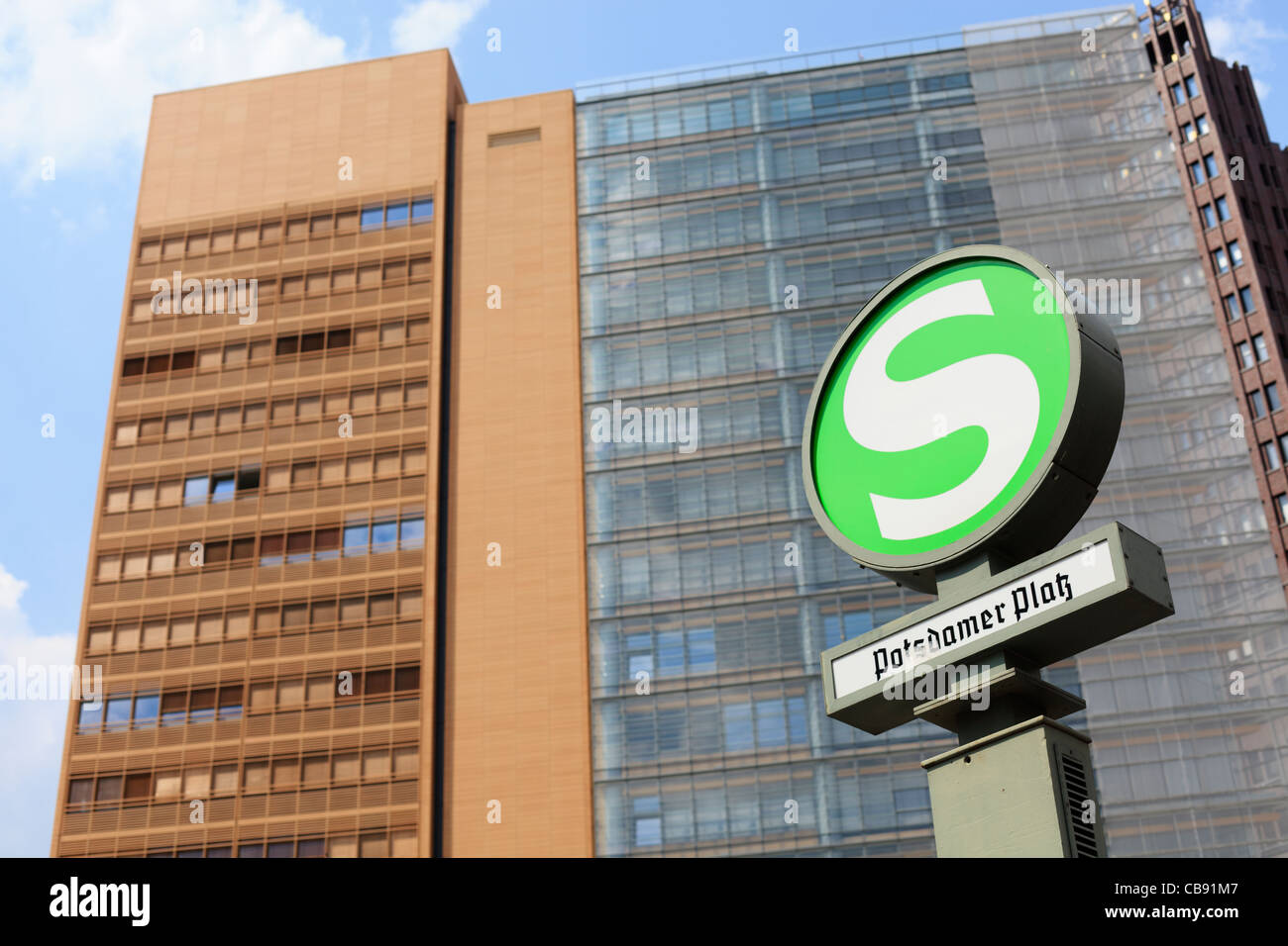 S-Bahn-Zeichen markieren einen Stopp am Potsdamer Platz in Berlin, Deutschland. Stockfoto