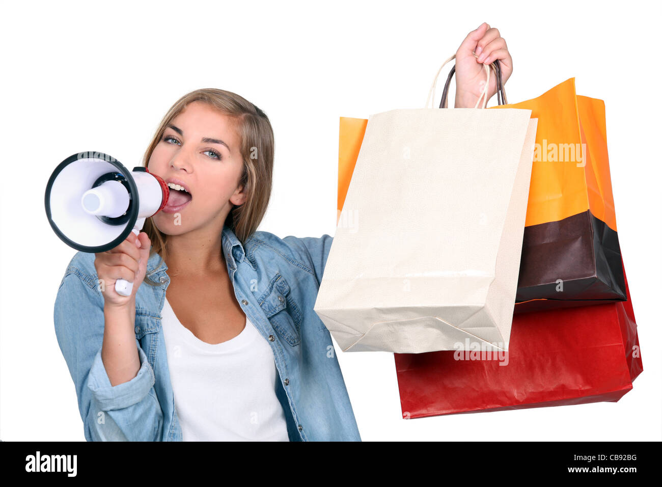 Frau hält Einkaufstaschen und schreien in einem Lautsprecher Stockfoto