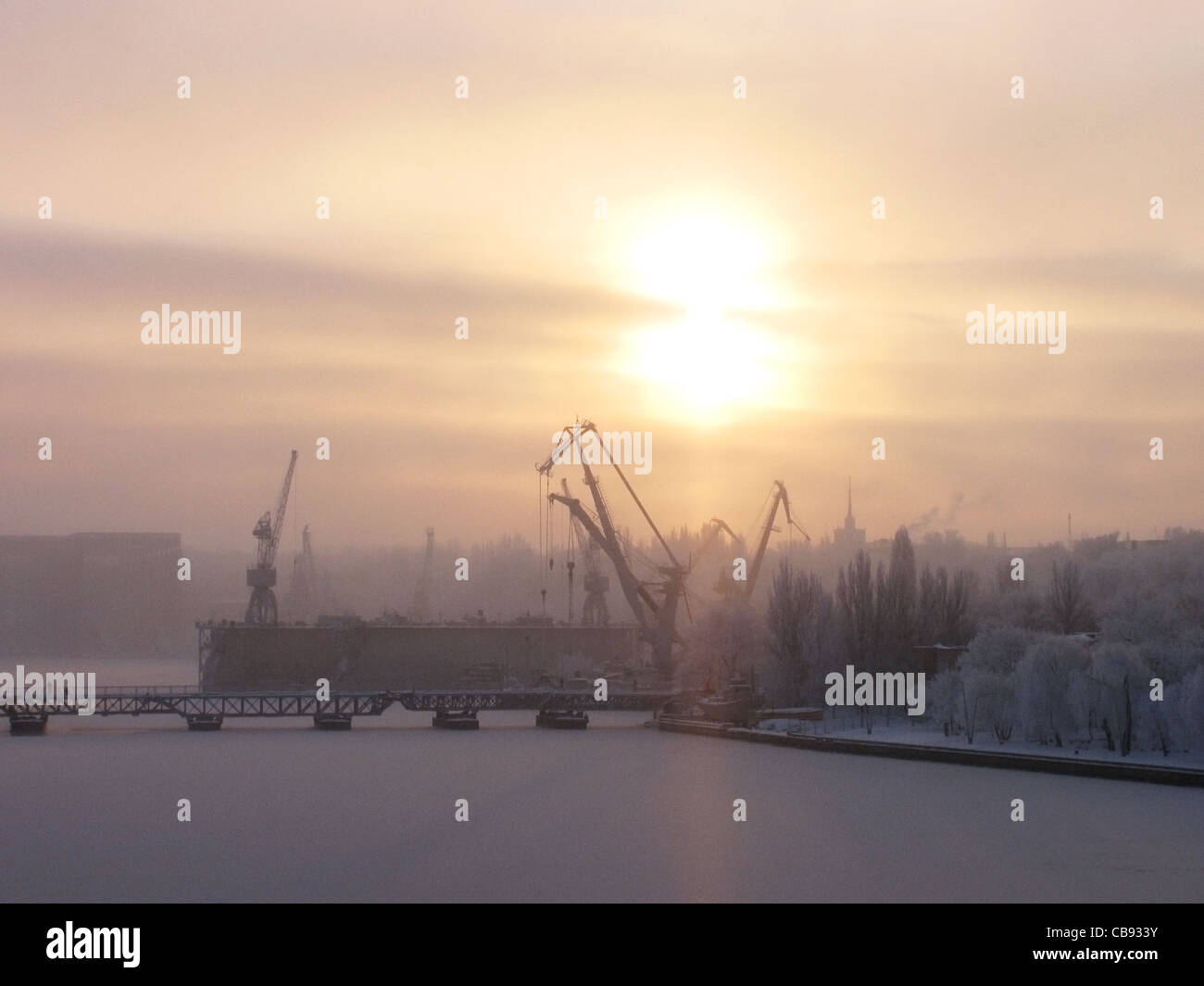 Schiffbau-Werk in Nikolaev im winter Stockfoto