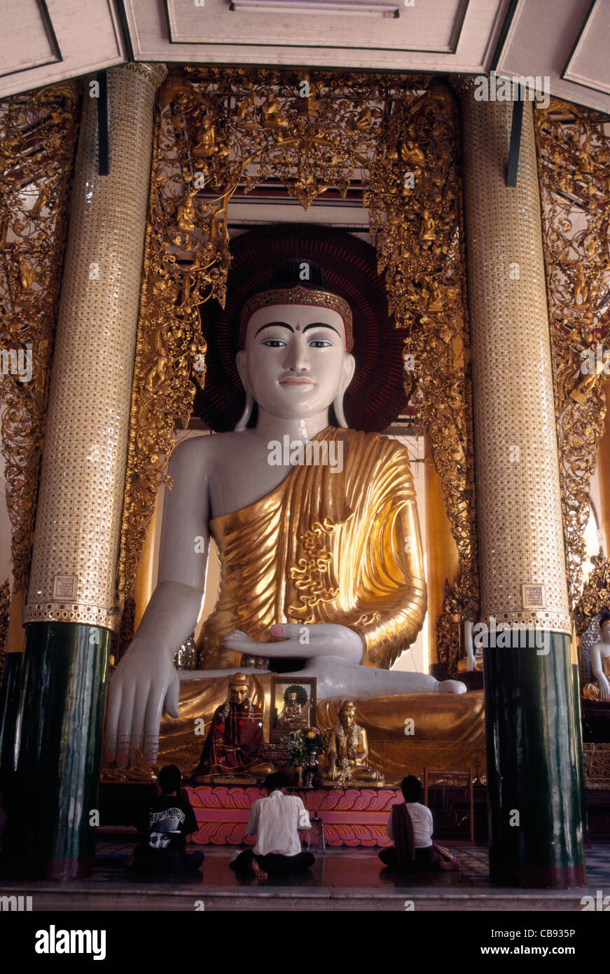 Große Statue von Buddha in einem Tempel aus Gründen der Shwedagon-Pagode, Yangon (Rangoon), Myanmar (Burma), Südost-Asien. Stockfoto