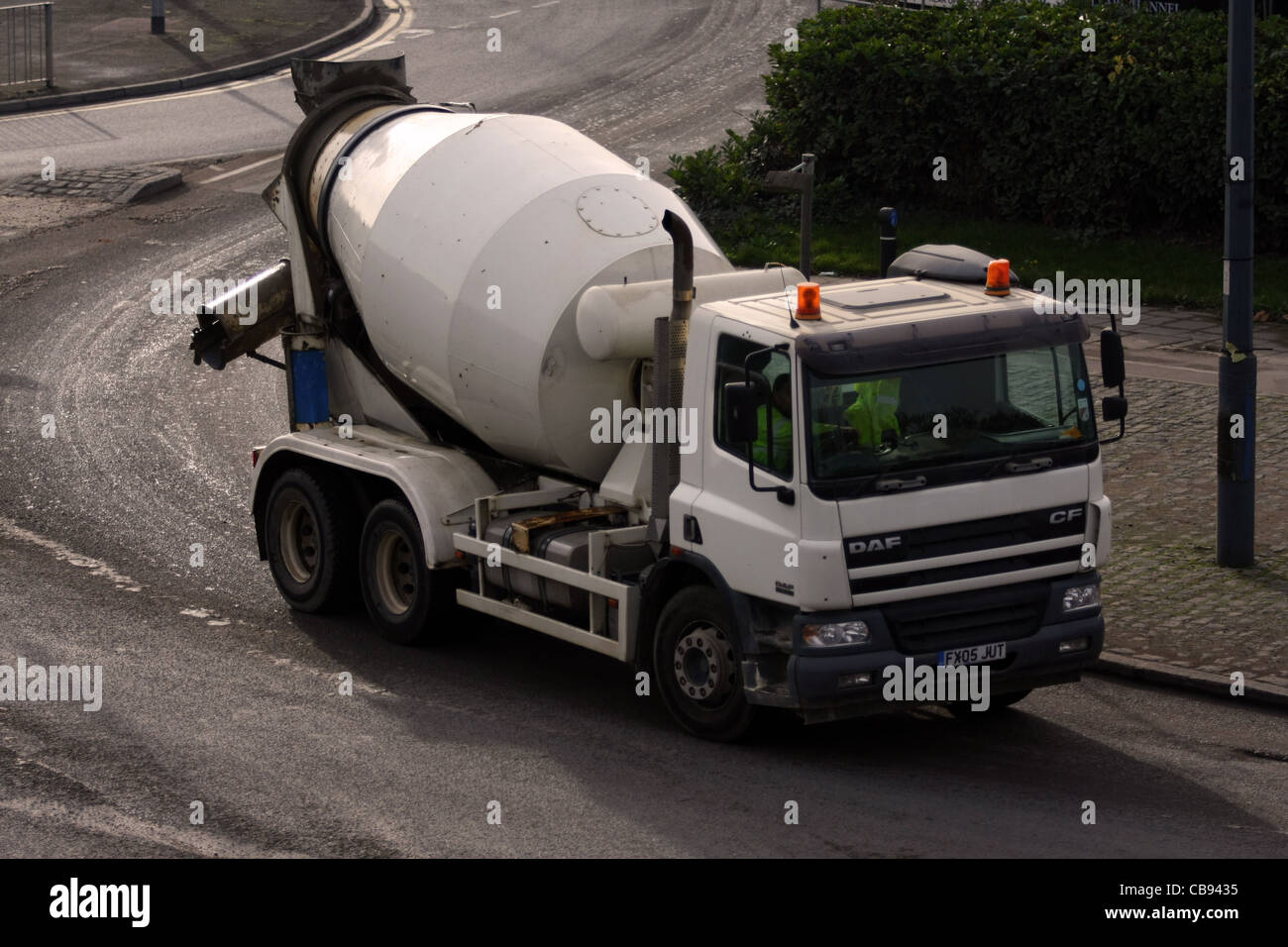 eine weiße Betonmischer-LKW Reisen entlang einer Straße in England Stockfoto