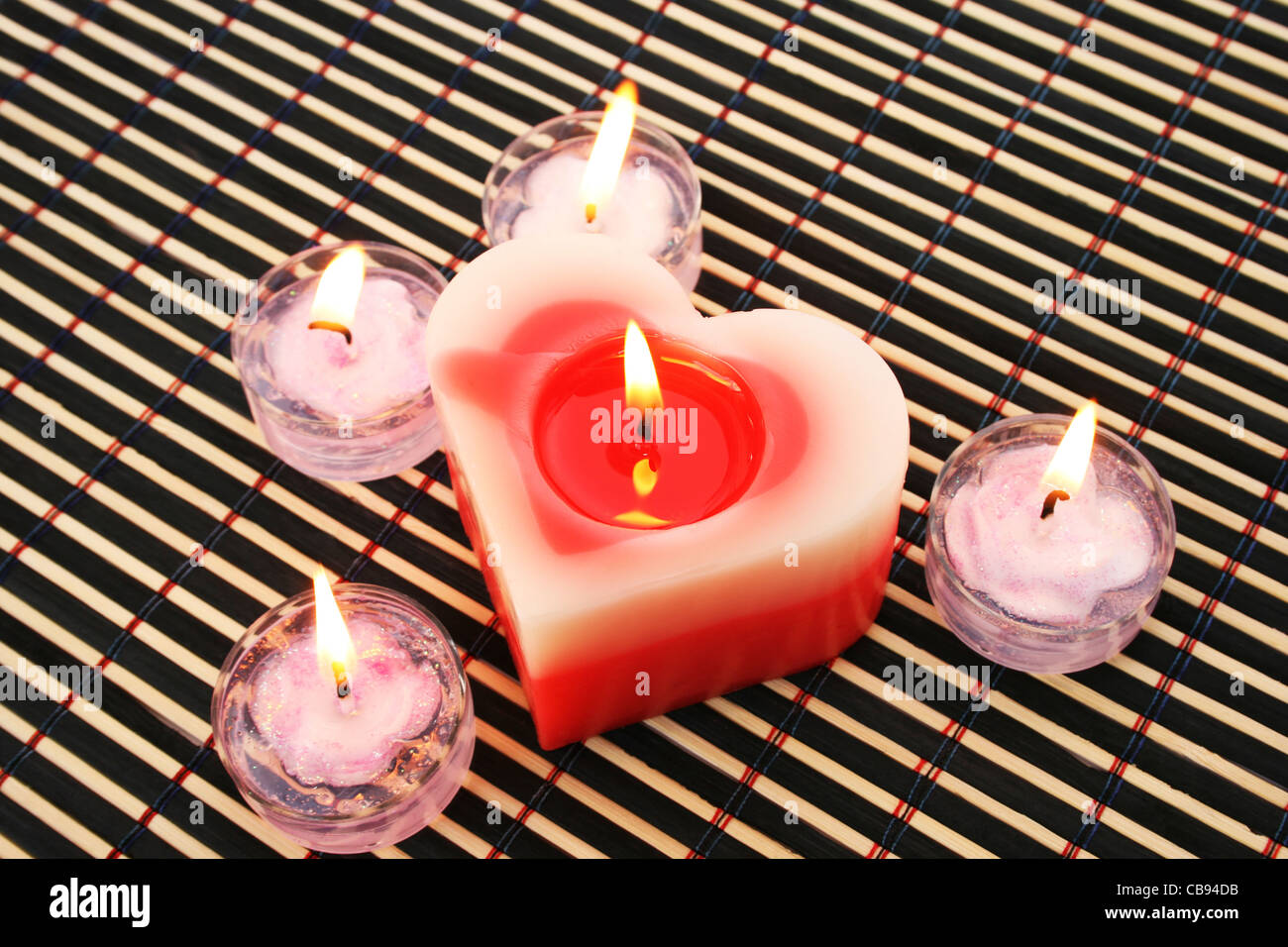 Rote und rosa Kerzen auf hölzernen Mathematik. Stockfoto Rote und rosa Kerzen auf hölzernen Mathematik. Stockfoto