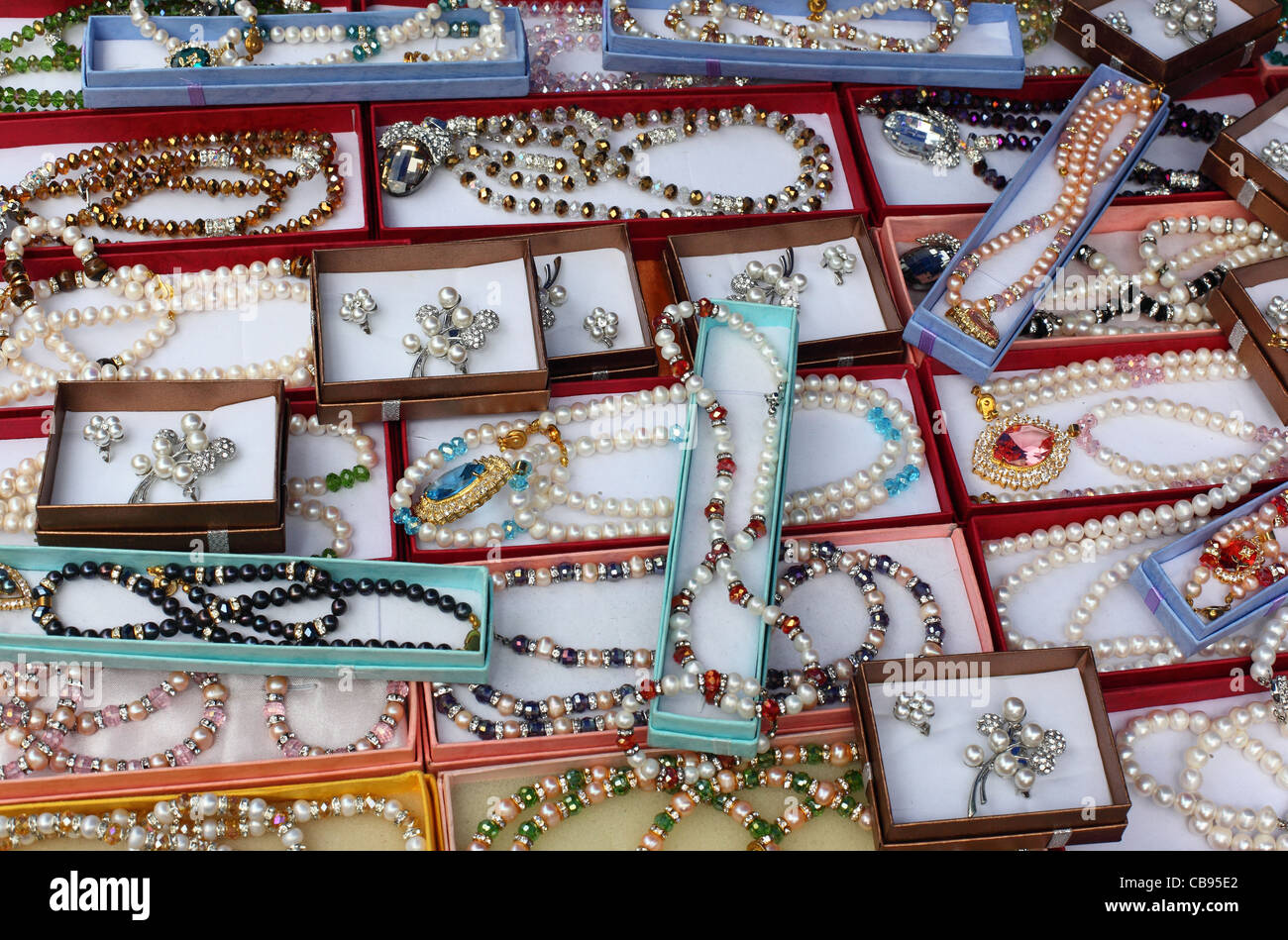 Billig Schmuck zum Verkauf an Sonntagsmarkt am Jalan Gala. Kota Kinabalu, Sabah, Borneo, Malaysia, Süd-Ost-Asien, Asien Stockfoto