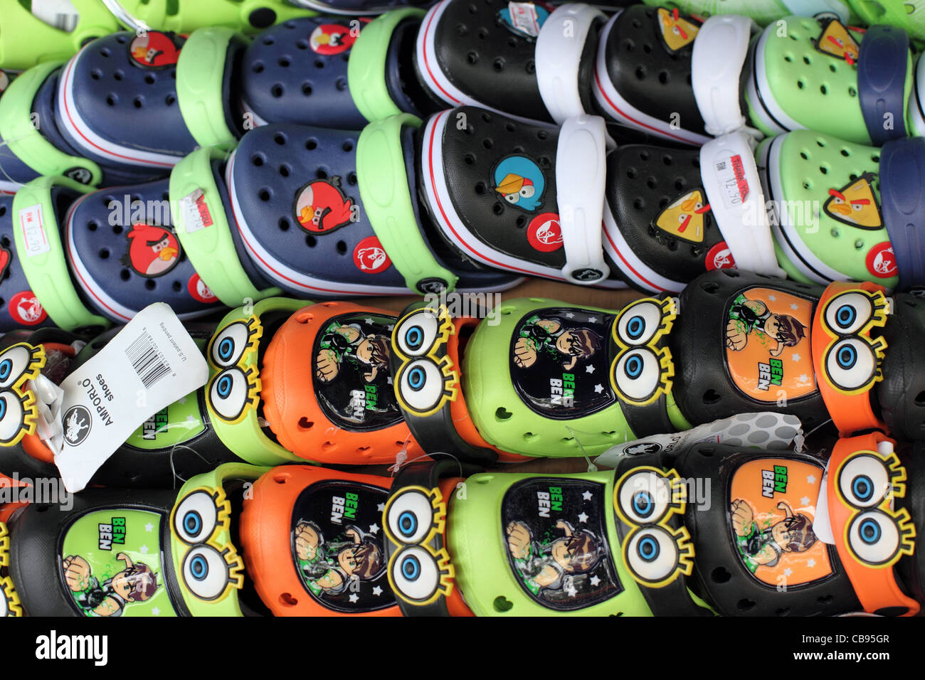 Childrens Kautschuk Crocs zum Verkauf an Sonntagsmarkt am Jalan Gala. Kota Kinabalu, Sabah, Borneo, Malaysia, Süd-Ost-Asien, Asien Stockfoto