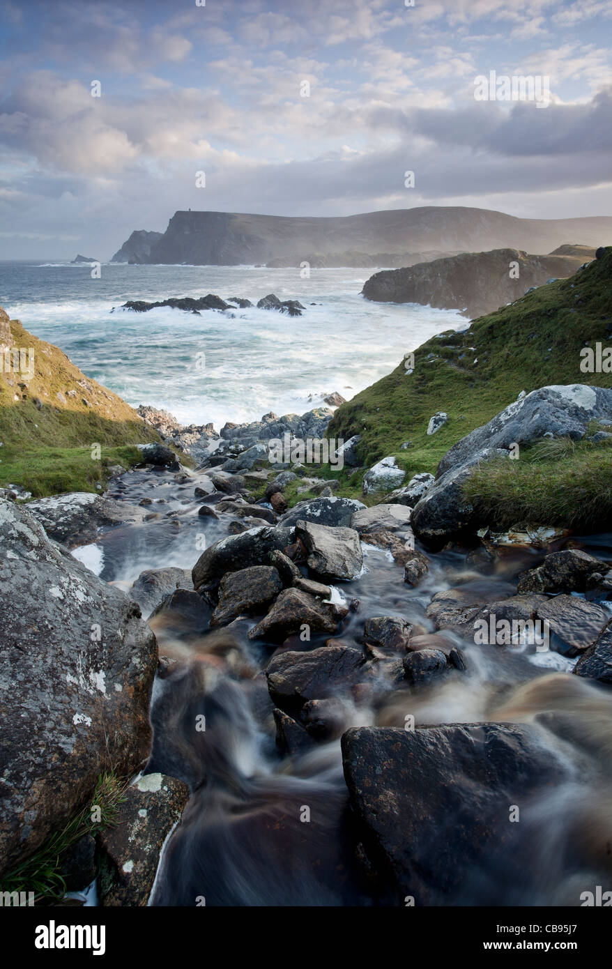 Dramatische Seascape, Wellen brechen an der schroffen irischen Küste in der Nähe von Glen Head, County Donegal Stockfoto