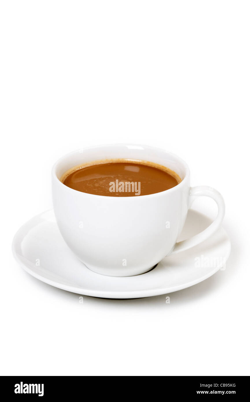 eine Tasse Milchkaffee in einer Tasse und Untertasse vor einem weißen Hintergrund isoliert Stockfoto