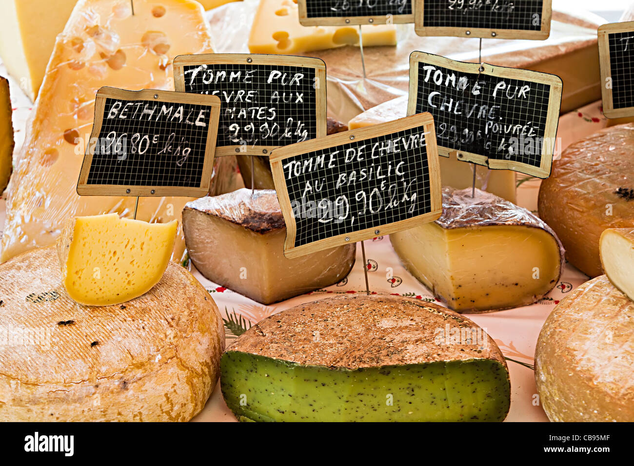 Französischer Käse, einschließlich Tomme de Chevre auf Markt St Chinian France Stockfoto