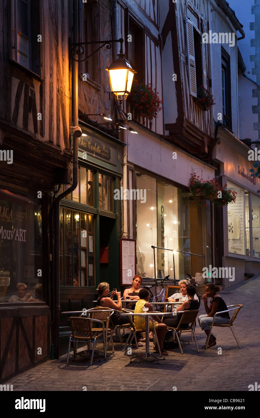 Menschen im Freien im Restauranttische in Straße Auxerre Frankreich Stockfoto