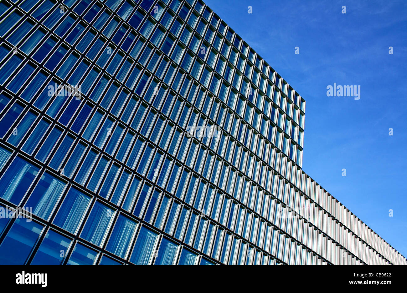 Moderne Architektur voller blau - moderne Architektur gebildet in einem Gebäude reflektieren blaue Himmel Stockfoto